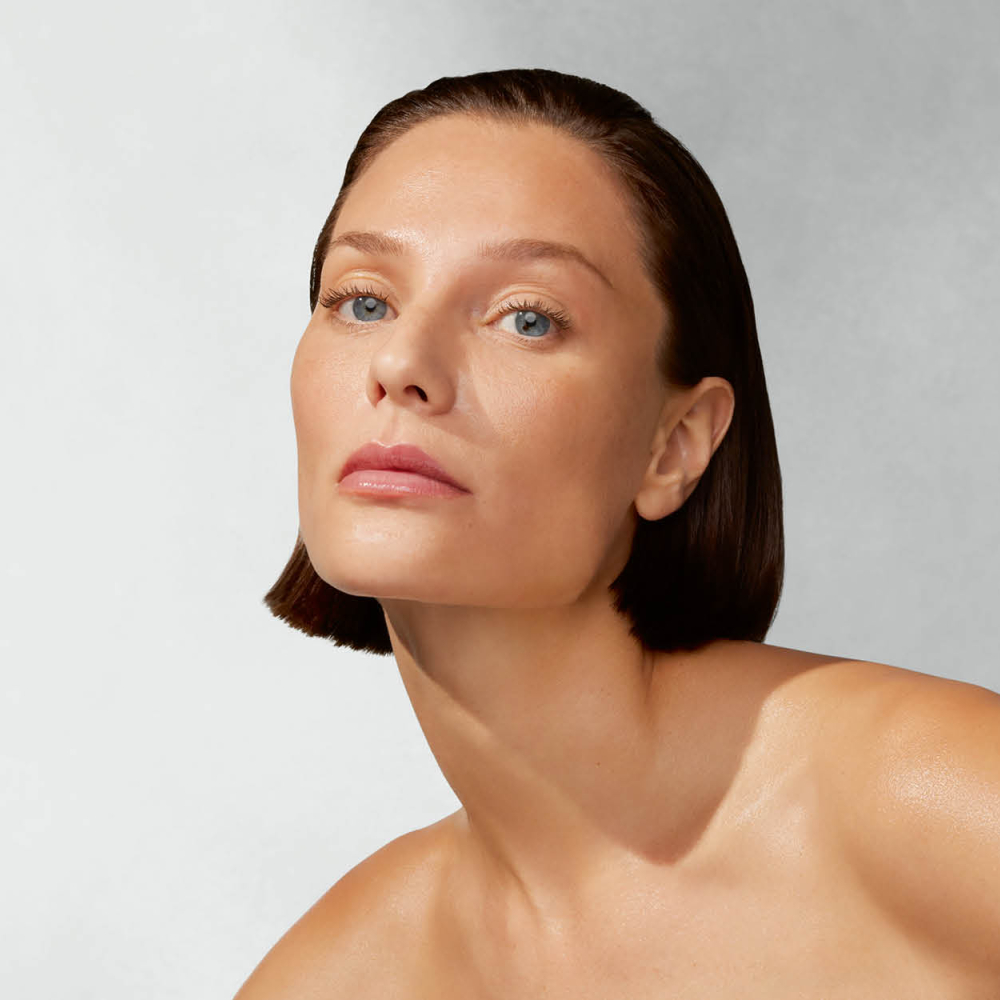 Frau mit nackten Schultern blickt frontal